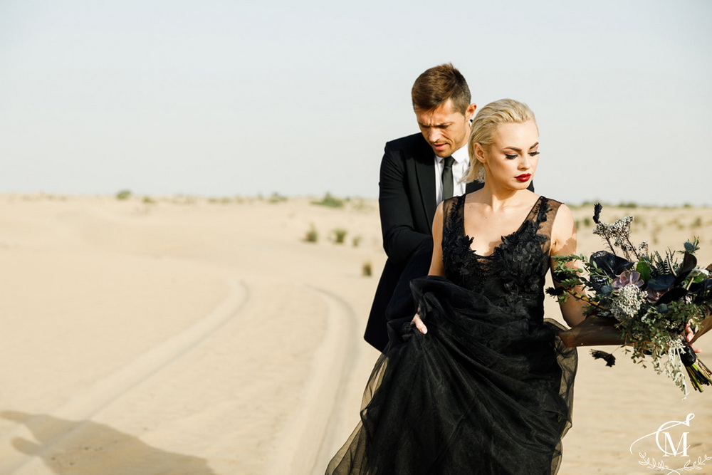 Свадьба в черных тонах в пустыне