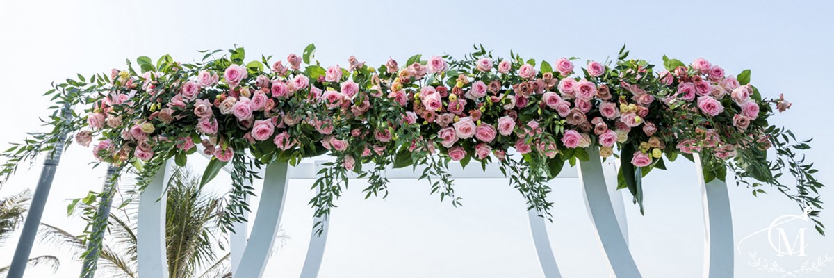 Гирлянда из цветов в оформлении места свадьбы