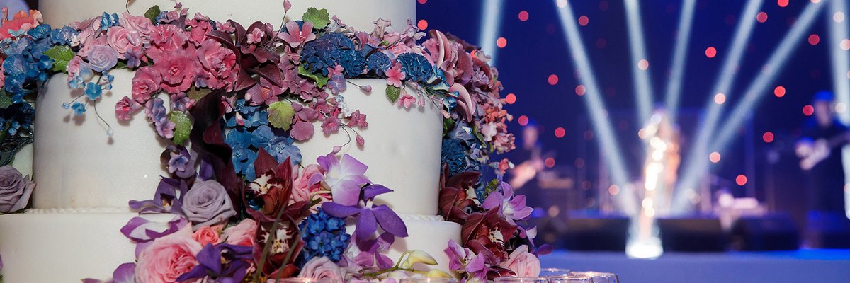 Свадебный торт с цветочным оформлением