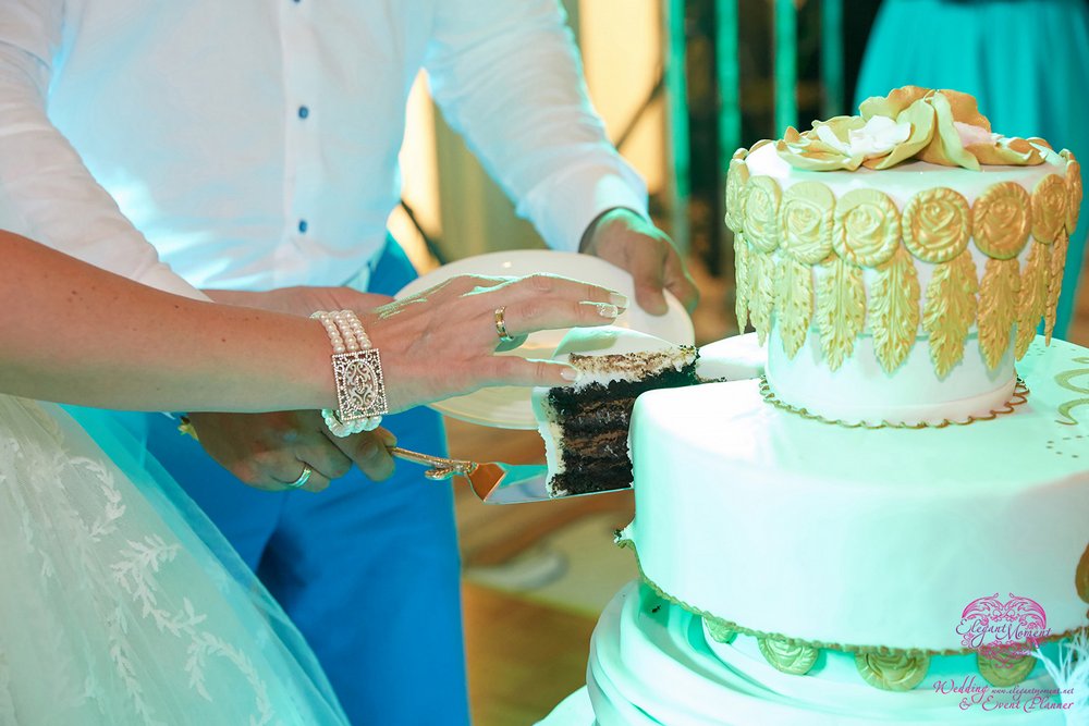 Нарезка свадебного торта для гостей