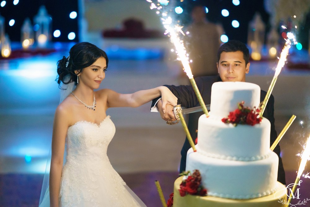 Свадебный торт с украшением из огней