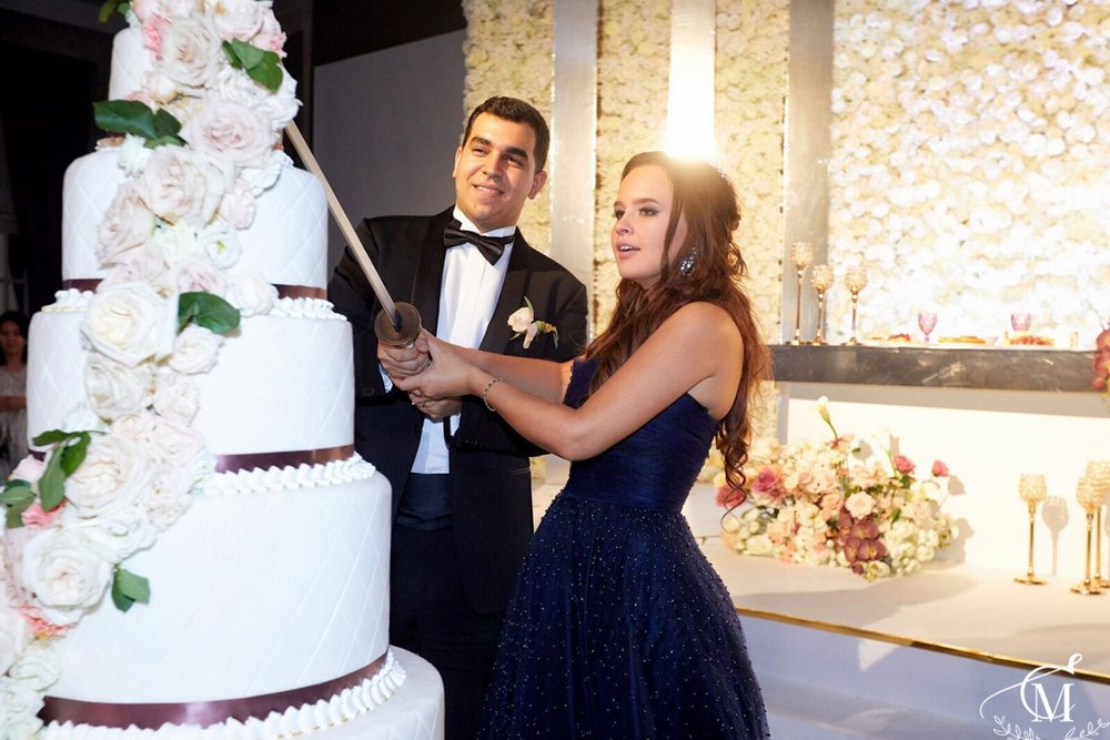 Свадебный торт с лентами и живыми цветами